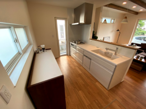 SAKAI株式会社 ブルーのLIFEBOXの内観 キッチン