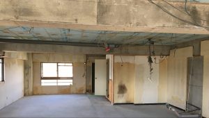 マンションのリノベーション中の写真。壁もなく「箱」の状態になっています。