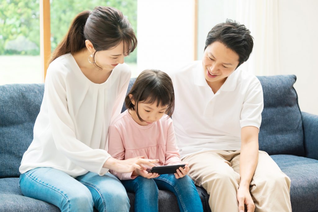 土地をインタネットで探す家族