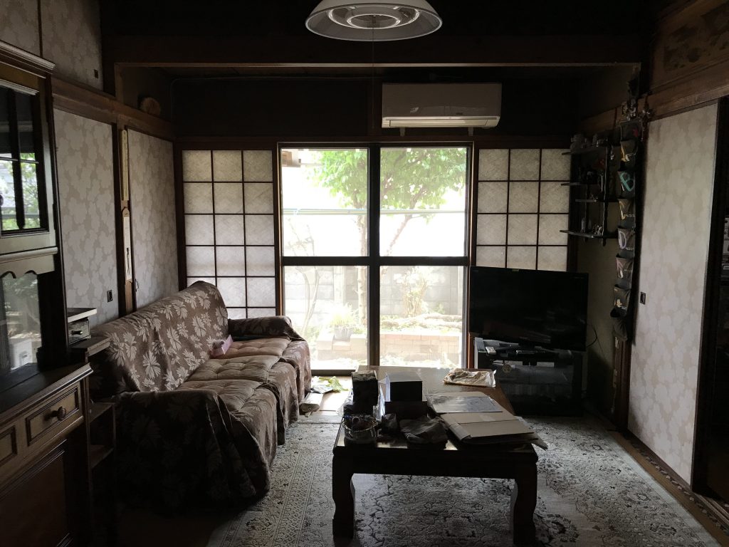 中古住宅 家具や荷物が残ったままのリビング
