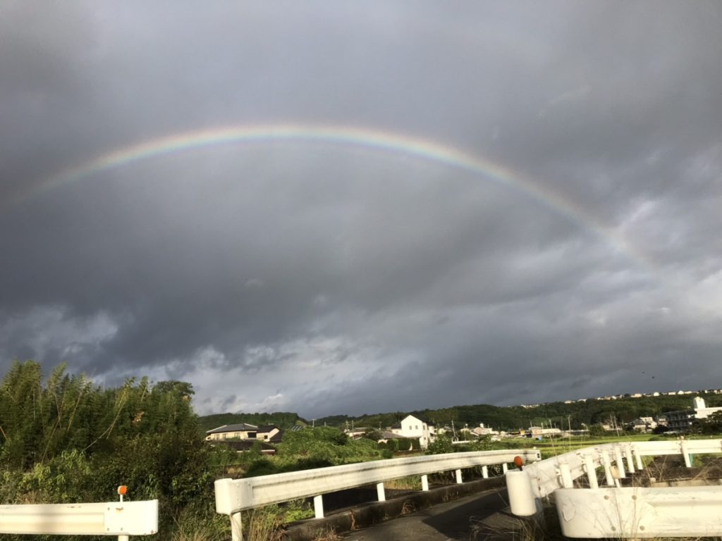 雨上がりの空にかかった虹の画像