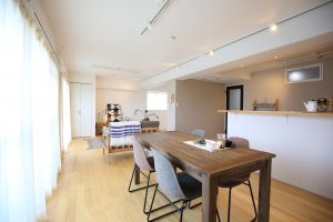 マンションリノベーション後リビングの写真無垢材で温かみのあるリビングになっている