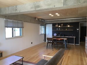 リノベーション後の写真。コンクリートの梁はあえて塗らずにアクセントになっている