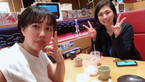 SAKAI株式会社 大久保美和 林実希 回転寿司屋さんでご飯に行った時の写真