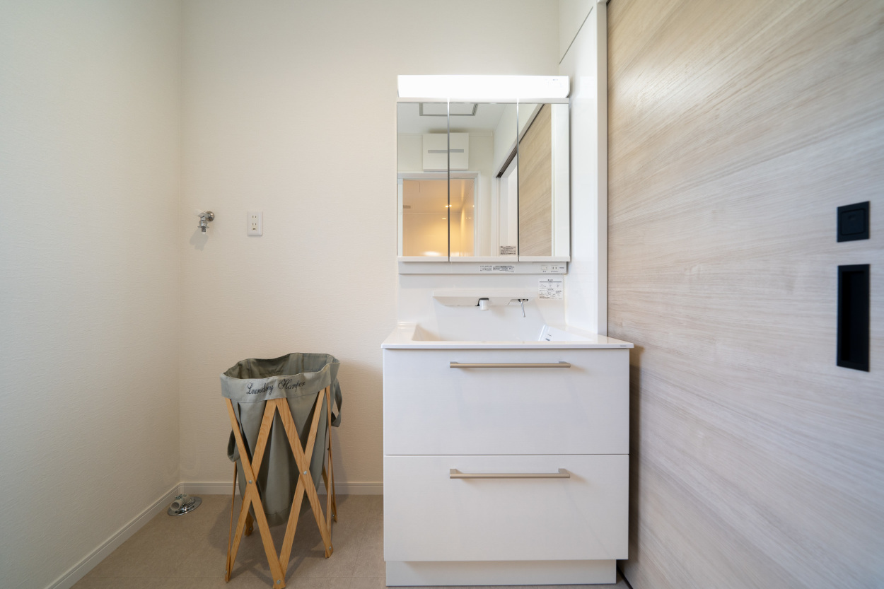 大分市猪野リノベーション住宅 洗面化粧台は三面鏡タイプ。